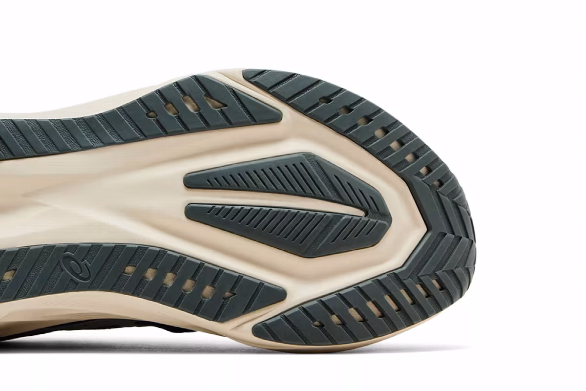 ASICS Novablast 5 Track Club, view 6