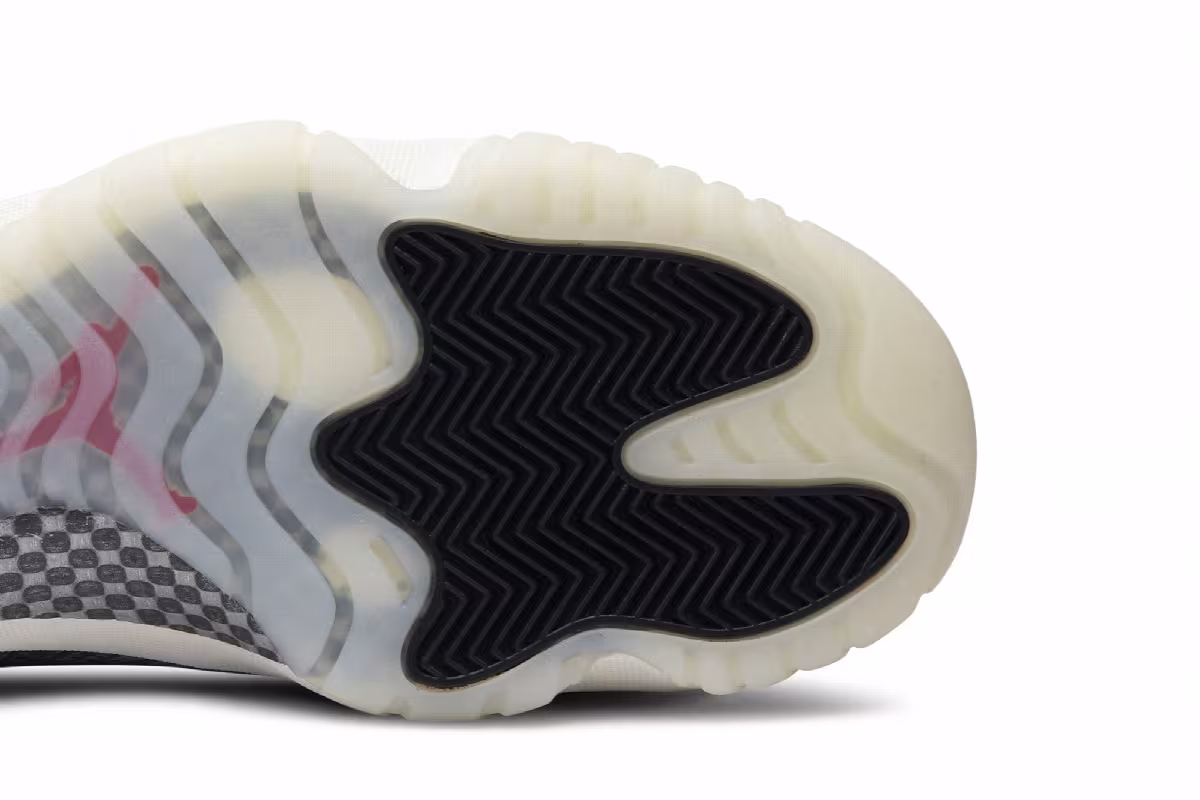 Air Jordan 11 Low Light Bone Snakeskin, view 5