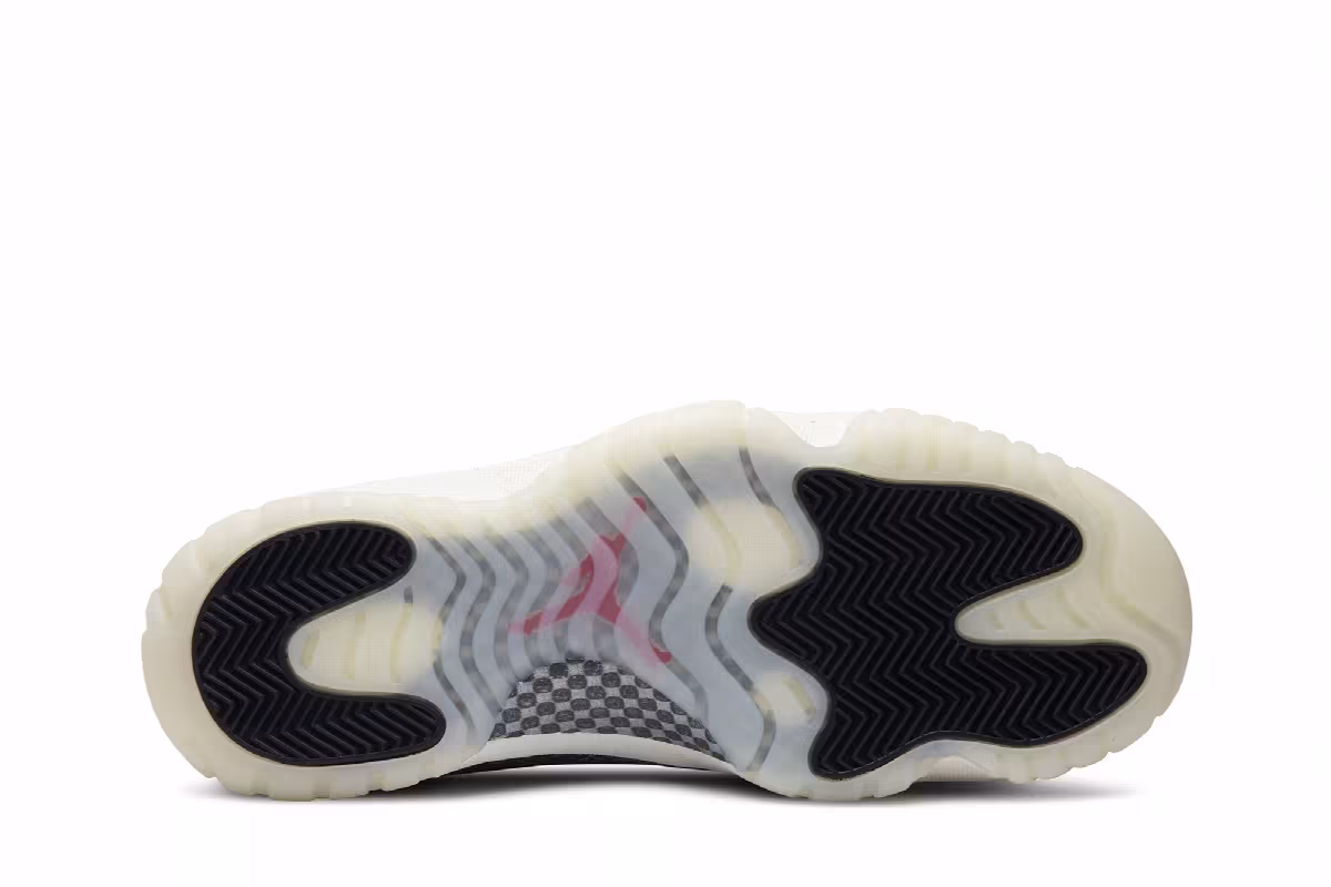 Air Jordan 11 Low Light Bone Snakeskin, view 6