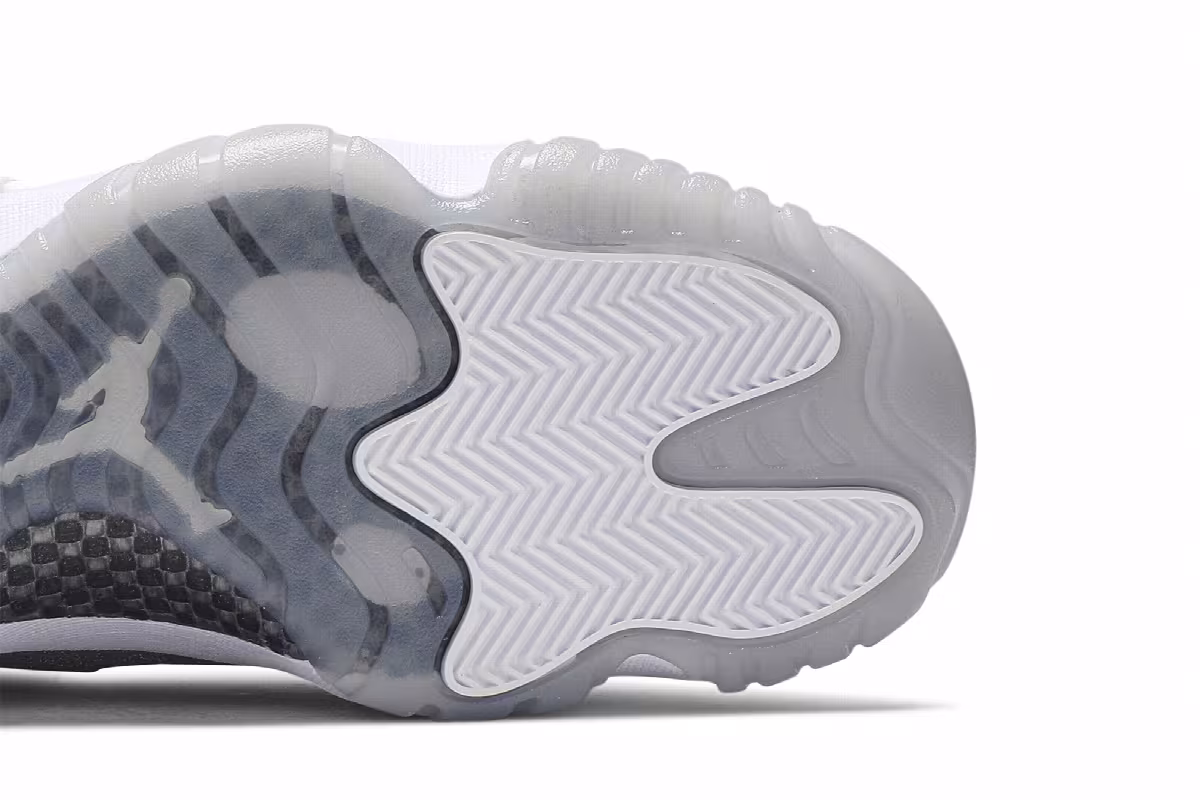 Women's Air Jordan 11 Vast Grey, view 6