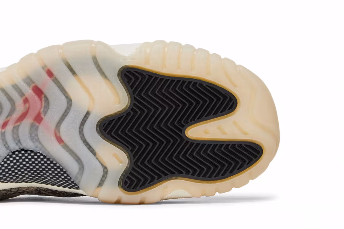 Air Jordan 11 Low GS Light Bone Snakeskin, view 6