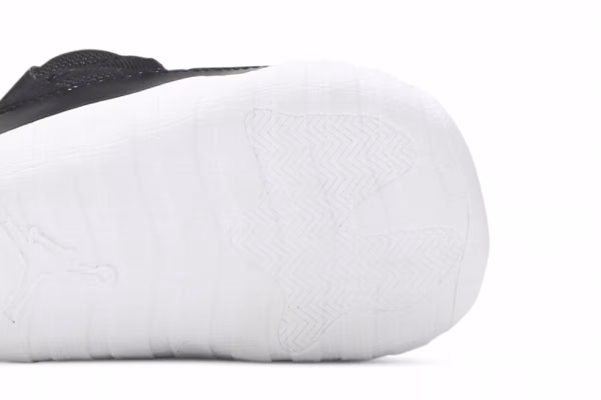 Air Jordan 11 Crib Bootie Black, view 6