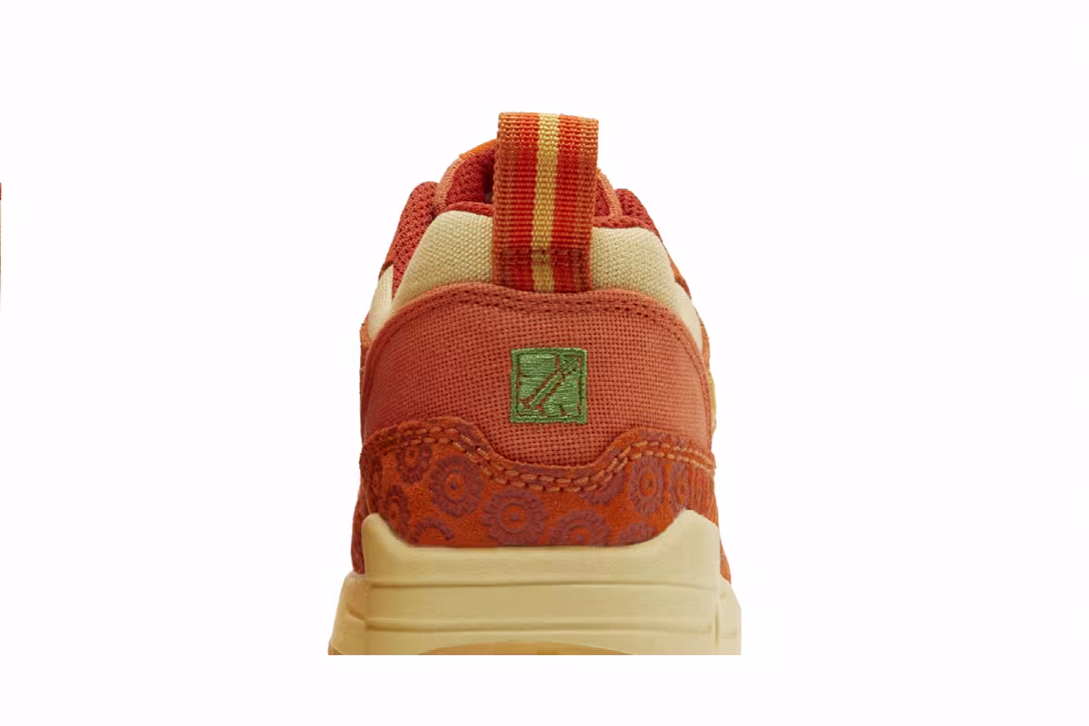 Nike Women's Air Max 1 Somos Familia, view 8