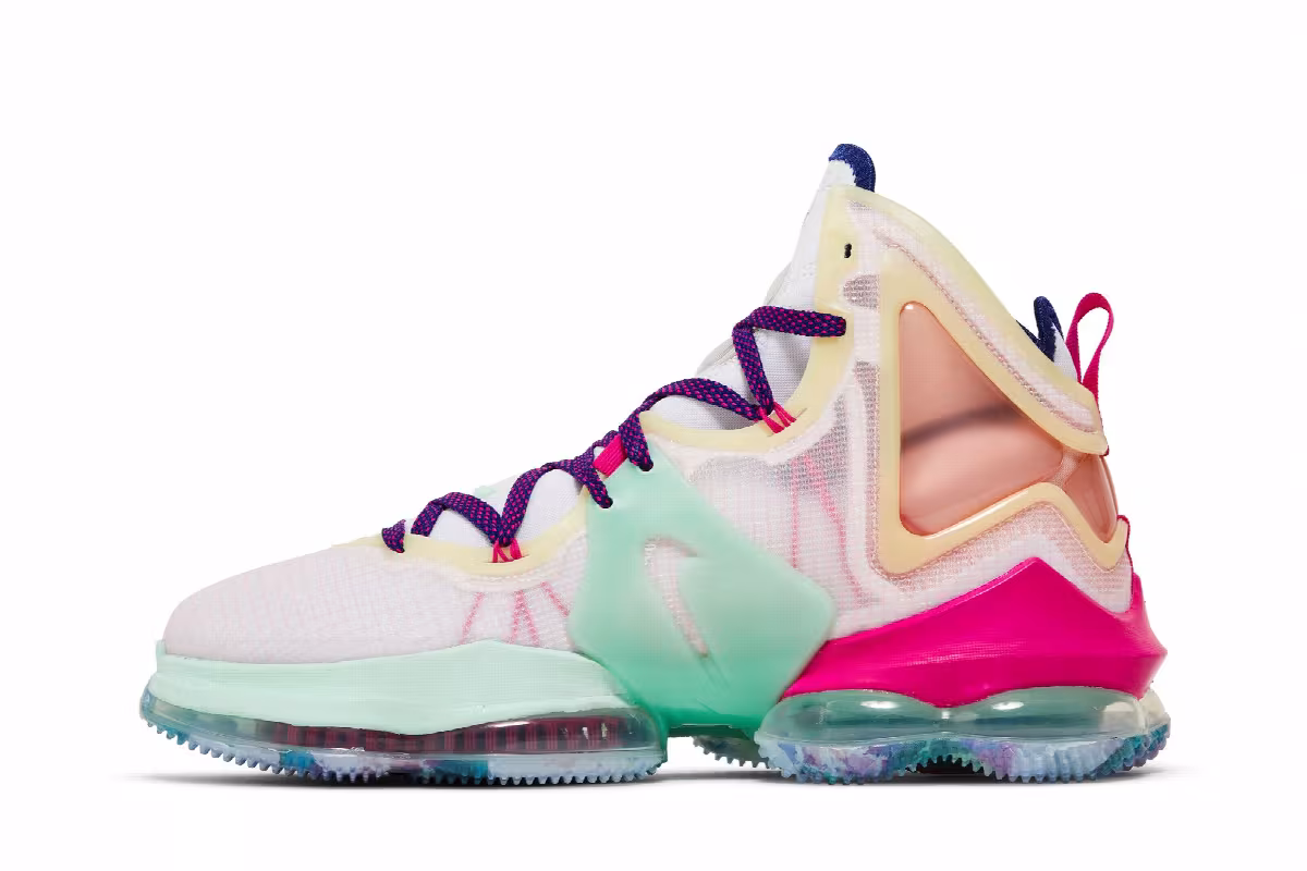 Nike LeBron 19 Valentine's Day, view 4