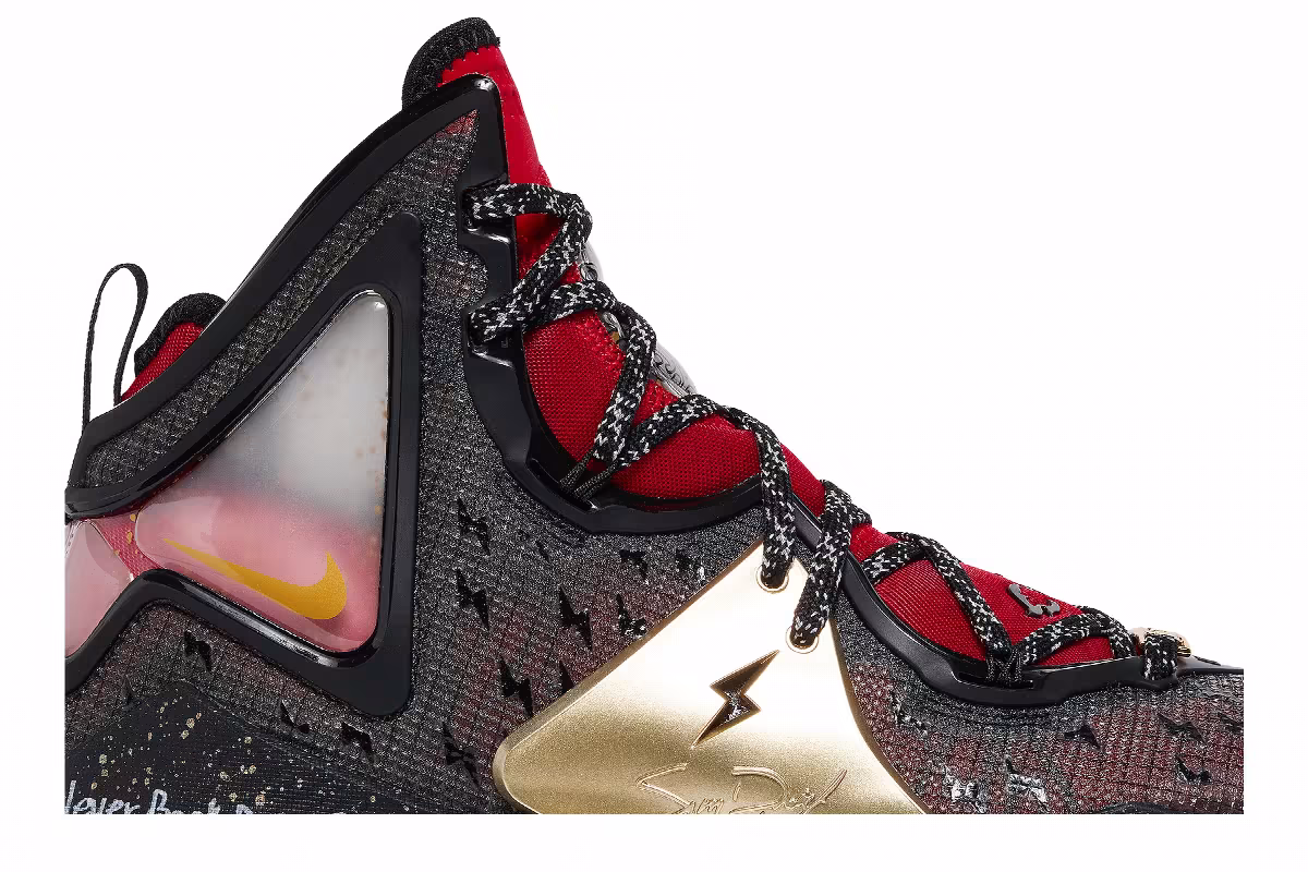 Nike LeBron 19 Doernbecher 2022, view 3