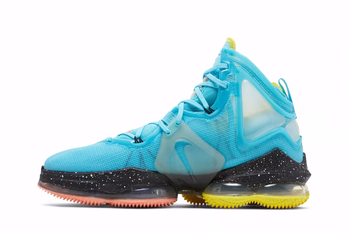 Nike LeBron 19 Christmas, view 4