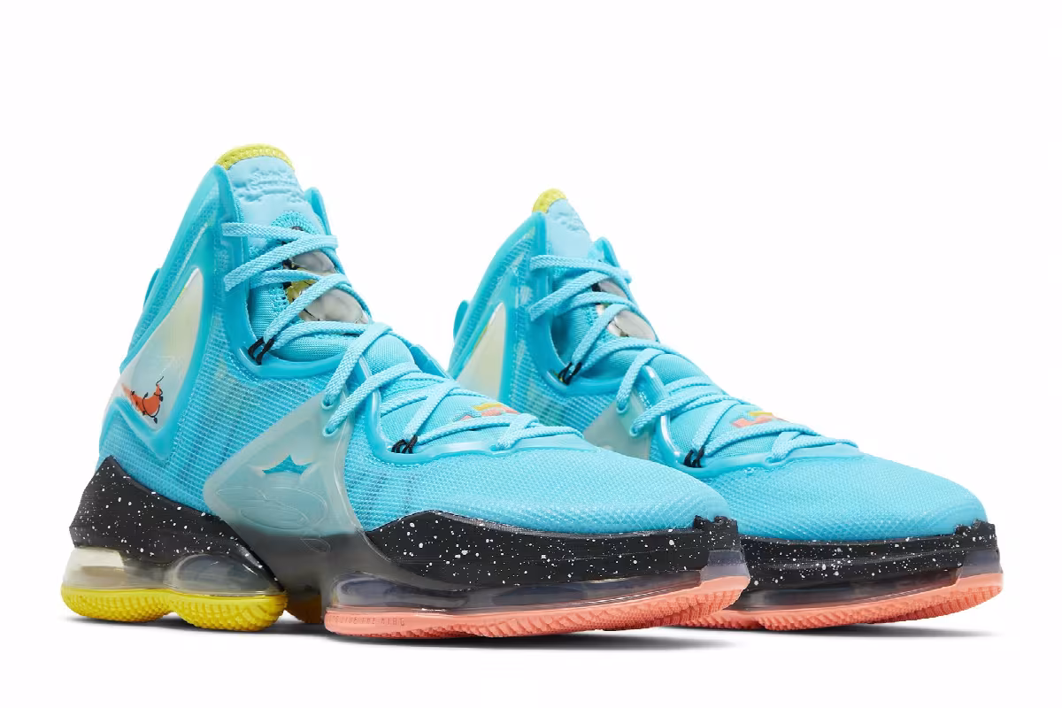 Nike LeBron 19 Christmas, view 9