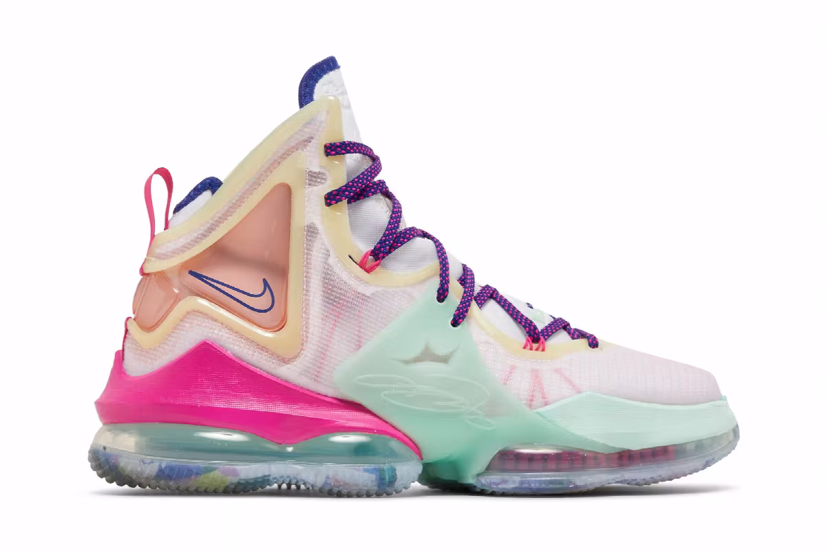 Nike LeBron 19 EP Valentine's Day, view 2