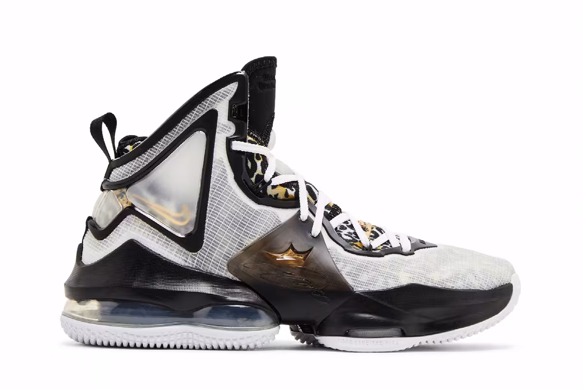 Nike LeBron 19 SE GS White Metallic Gold, view 2