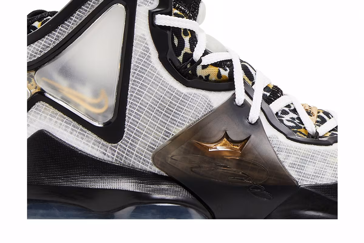 Nike LeBron 19 SE GS White Metallic Gold, view 3