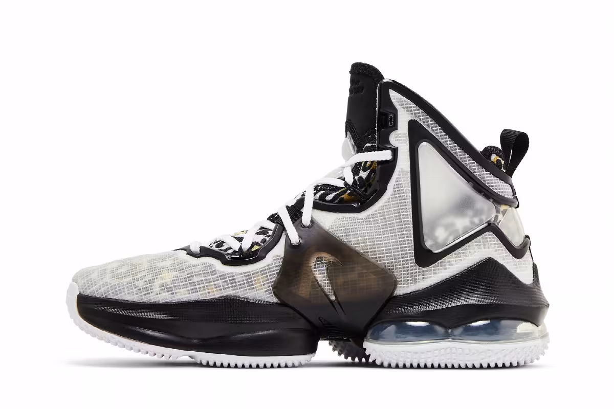 Nike LeBron 19 SE GS White Metallic Gold, view 4