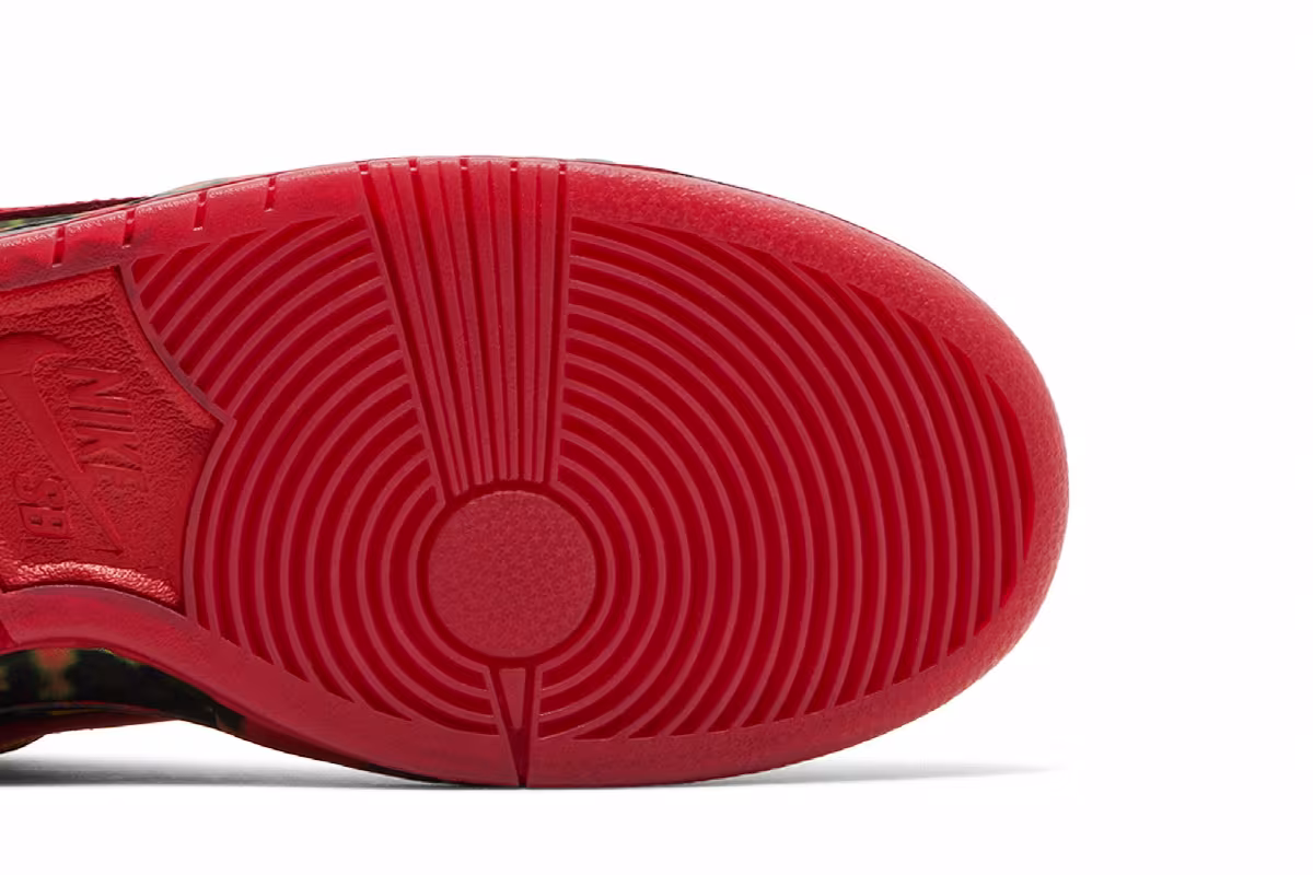 The Wizard of Oz x Nike Dunk Low SB Poppy Field, view 6
