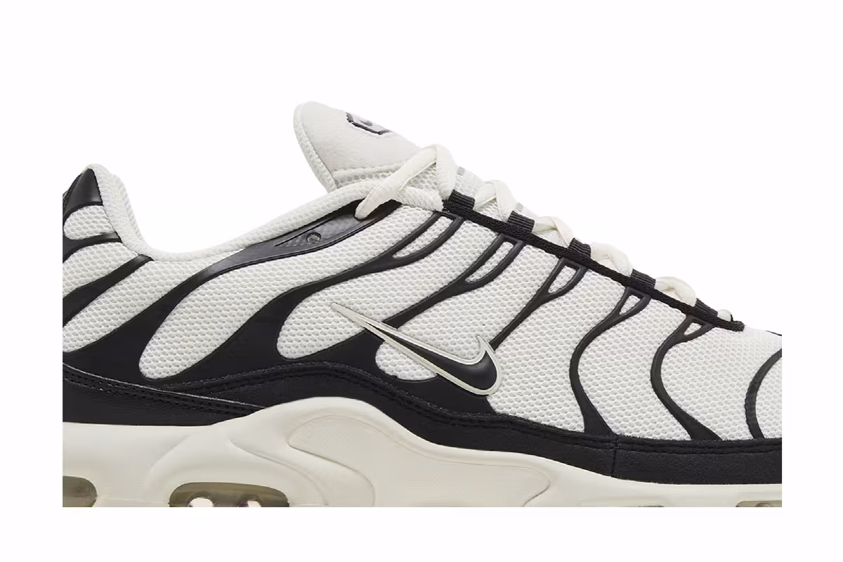Nike Air Max Plus Essential Panda, view 3