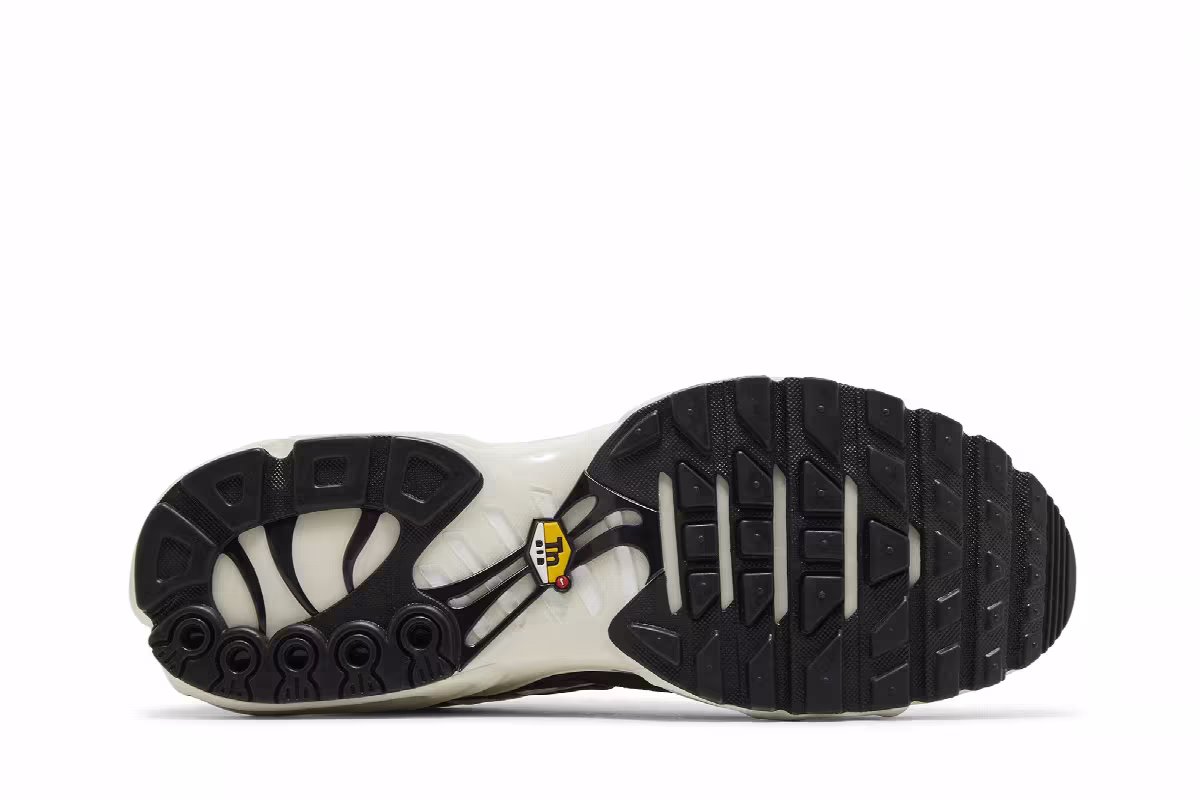 Nike Air Max Plus Essential Panda, view 5
