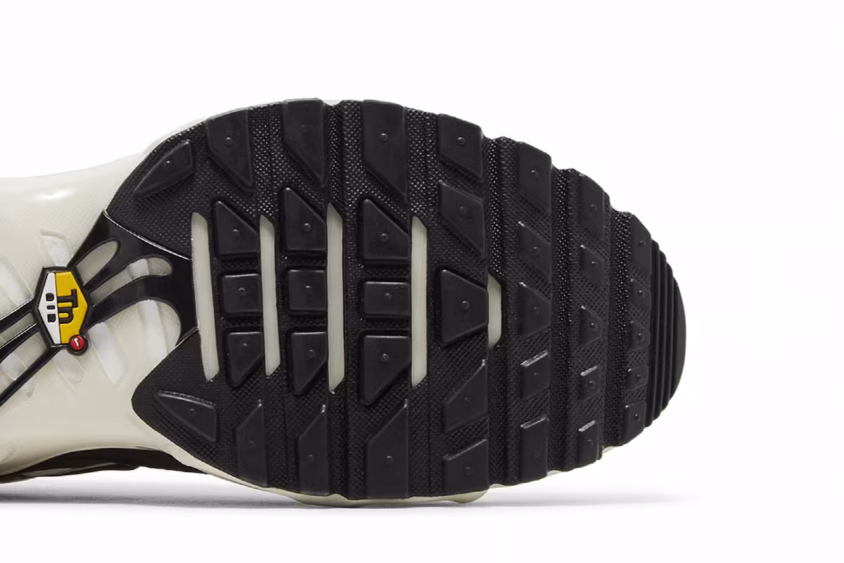 Nike Air Max Plus Essential Panda, view 6