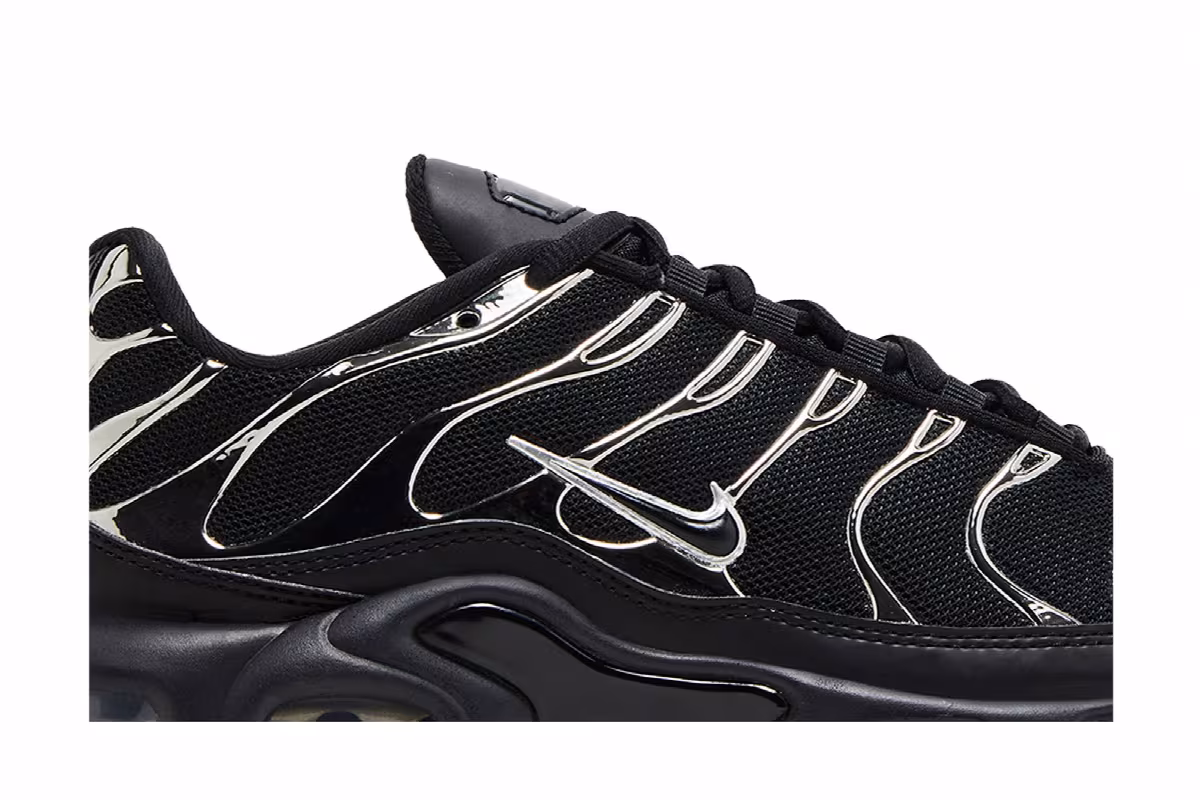Nike Women's Air Max Plus SE Black Chrome Silver, view 3