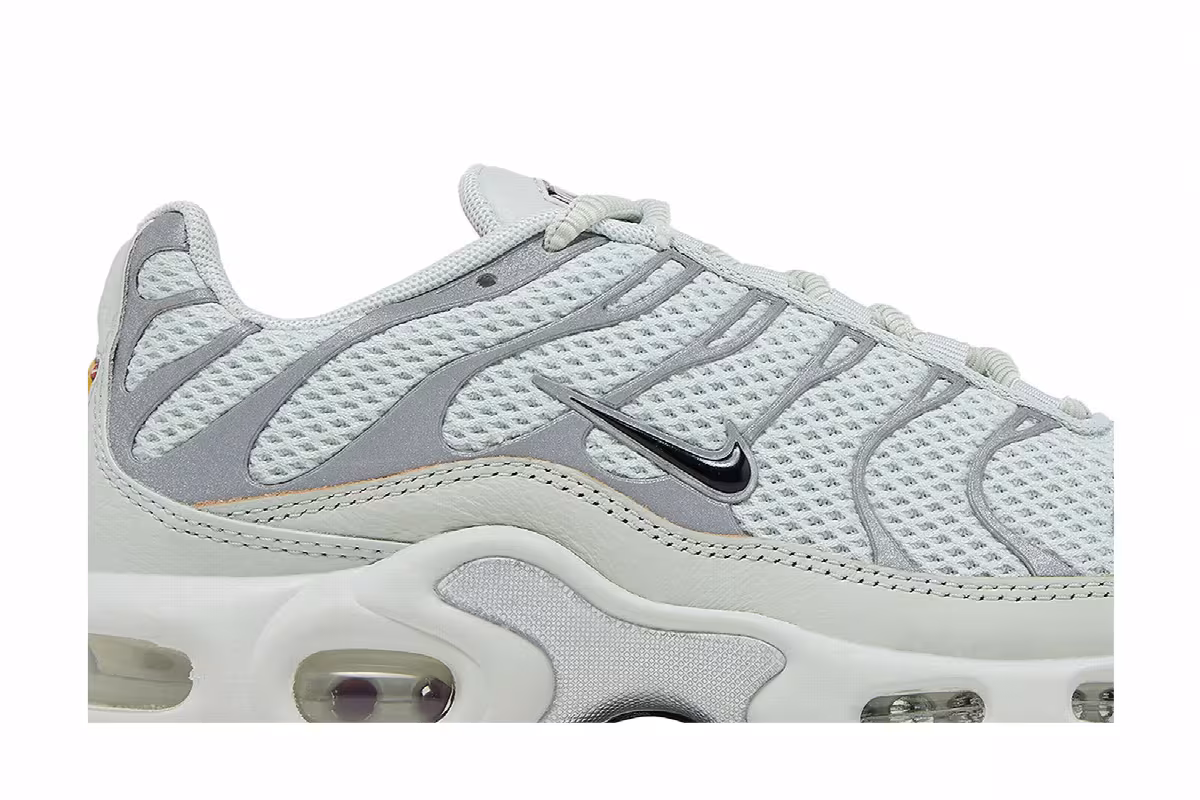 Nike Women's Air Max Plus Light Silver, view 3