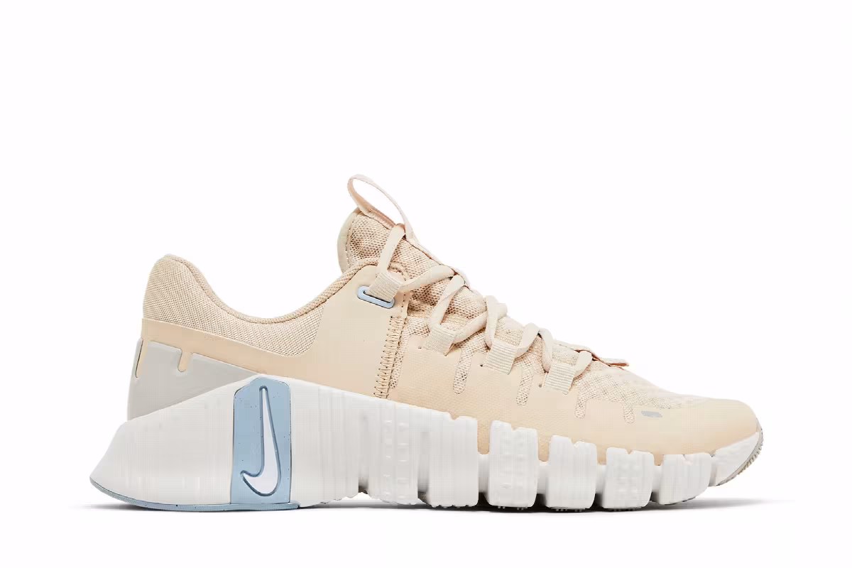 Nike Women's Free Metcon 5 Sanddrift, view 2