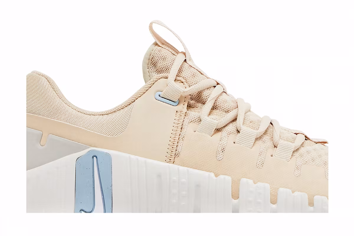 Nike Women's Free Metcon 5 Sanddrift, view 3