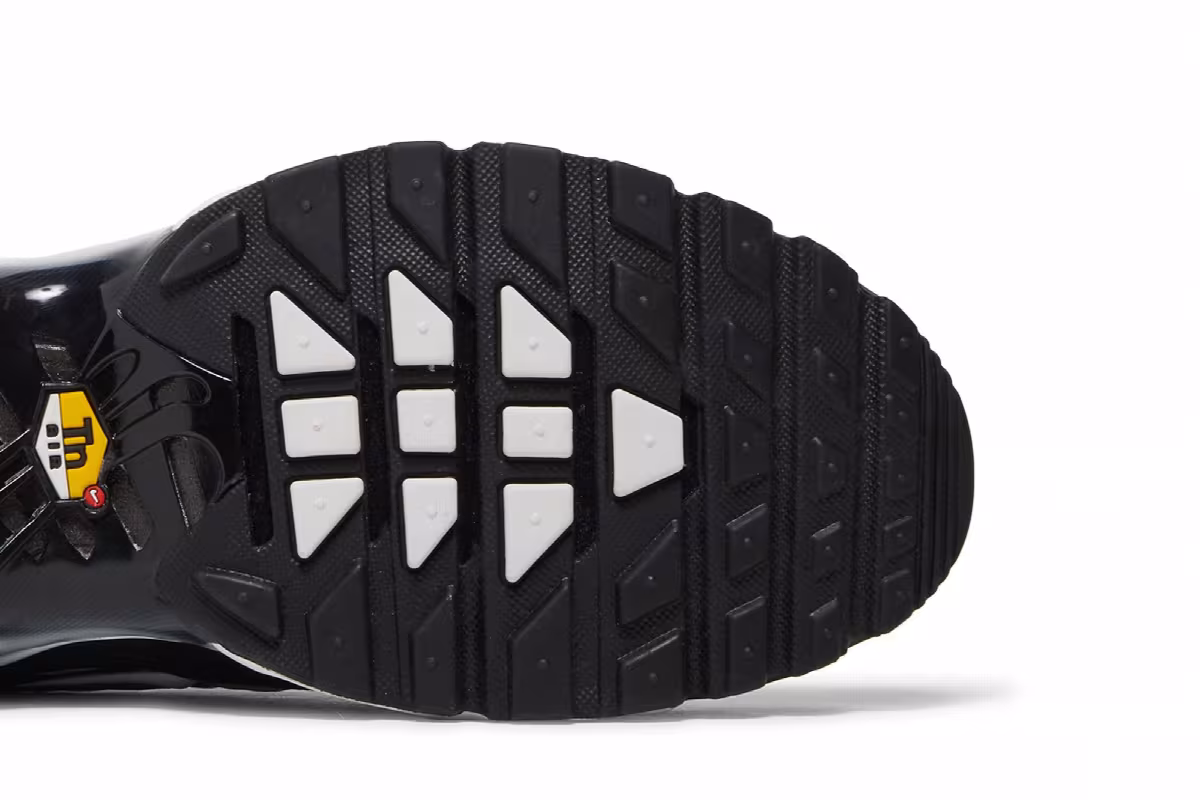 Nike Air Max Plus Black Metallic Silver, view 6