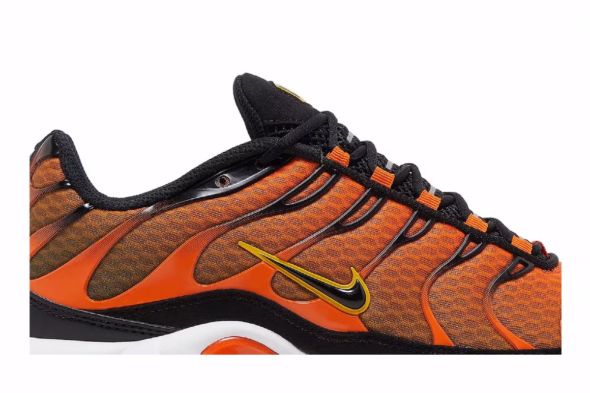Nike Air Max Plus Safety Orange Black, view 3