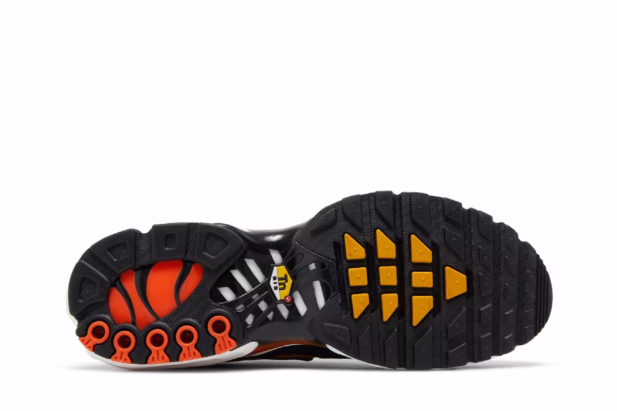 Nike Air Max Plus Safety Orange Black, view 5