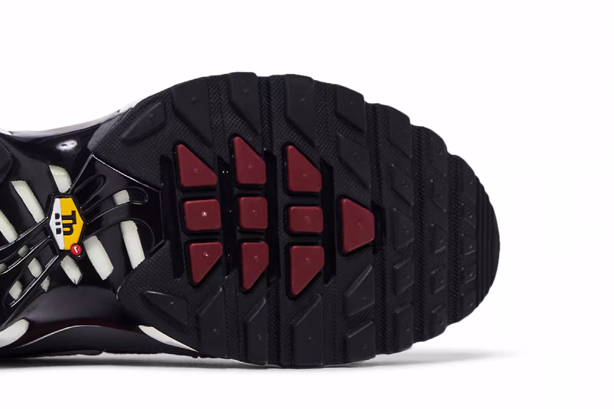 Nike Air Max Plus Team Red Cool Grey, view 6