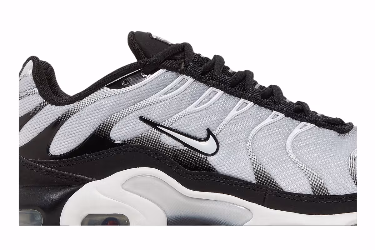 Nike Air Max Plus GS Black Metallic Silver, view 3