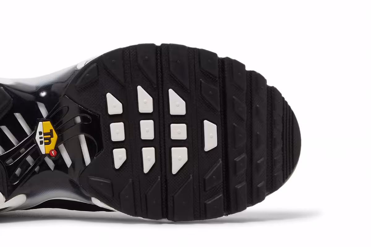 Nike Air Max Plus GS Black Metallic Silver, view 6
