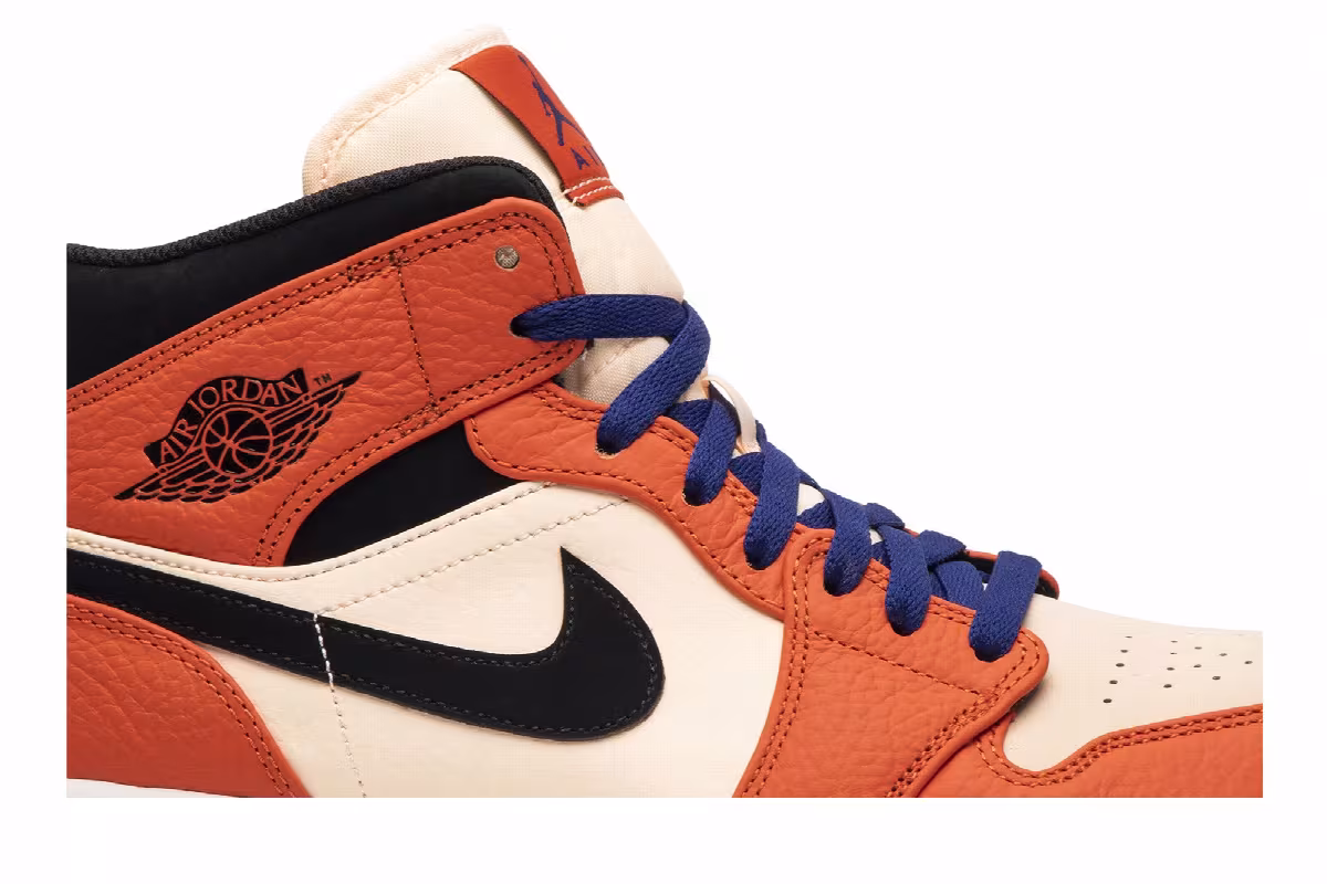 Air Jordan 1 Mid SE Team Orange, view 3