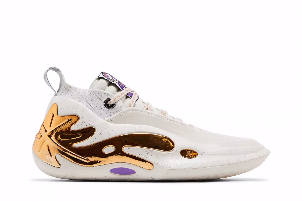 Li-Ning Way of Wade 11 Statue, view 2