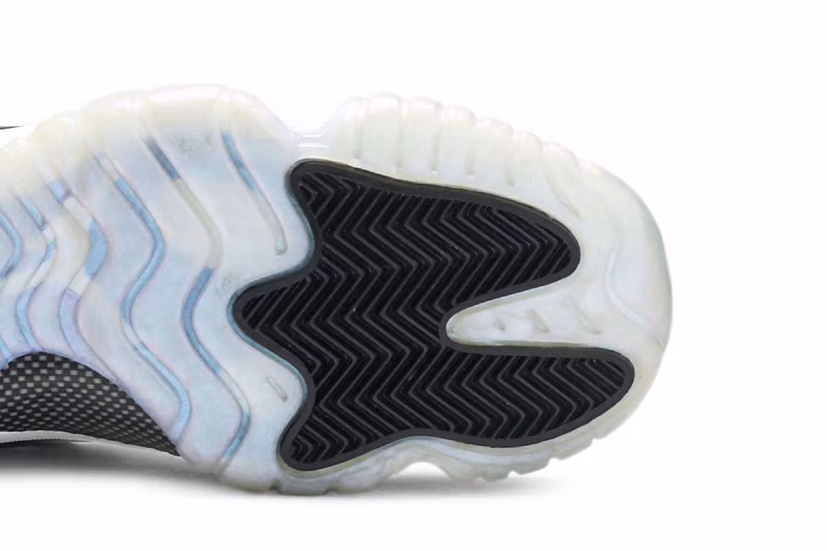 Air Jordan 11 GS Emerald, view 6