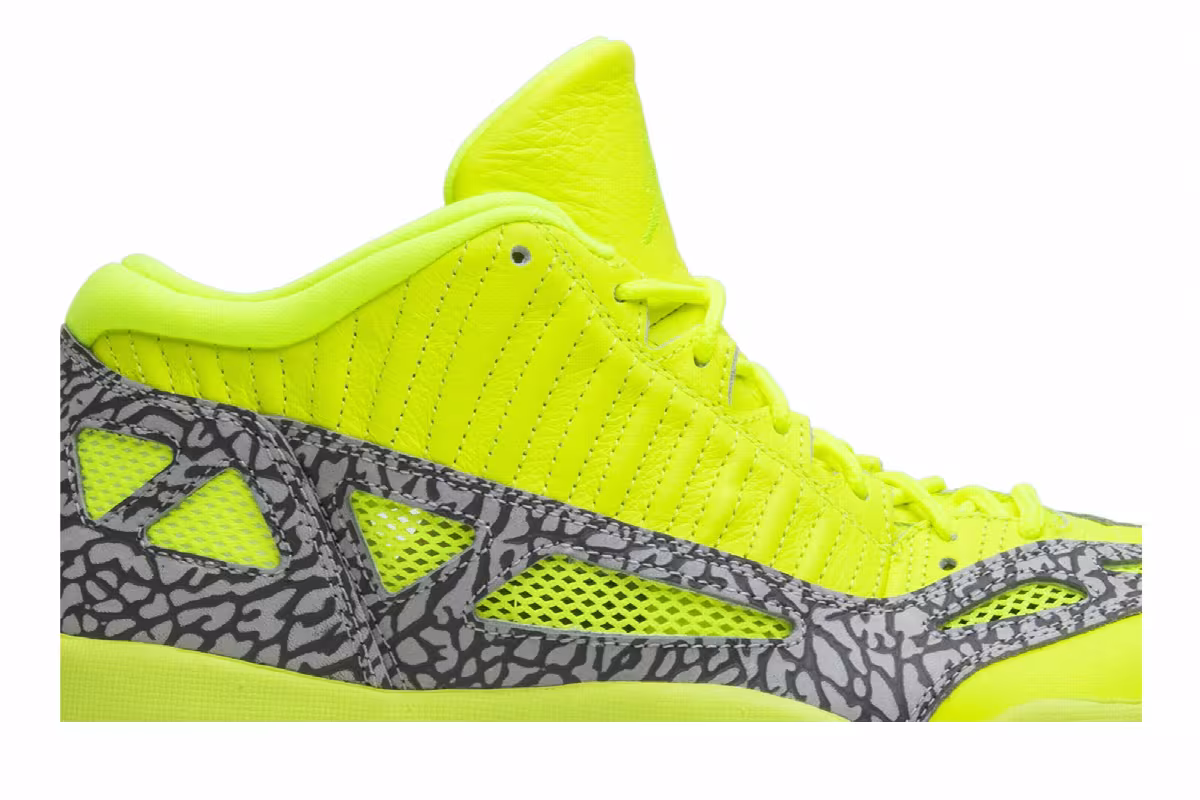 Air Jordan 11 Low IE Volt, view 3