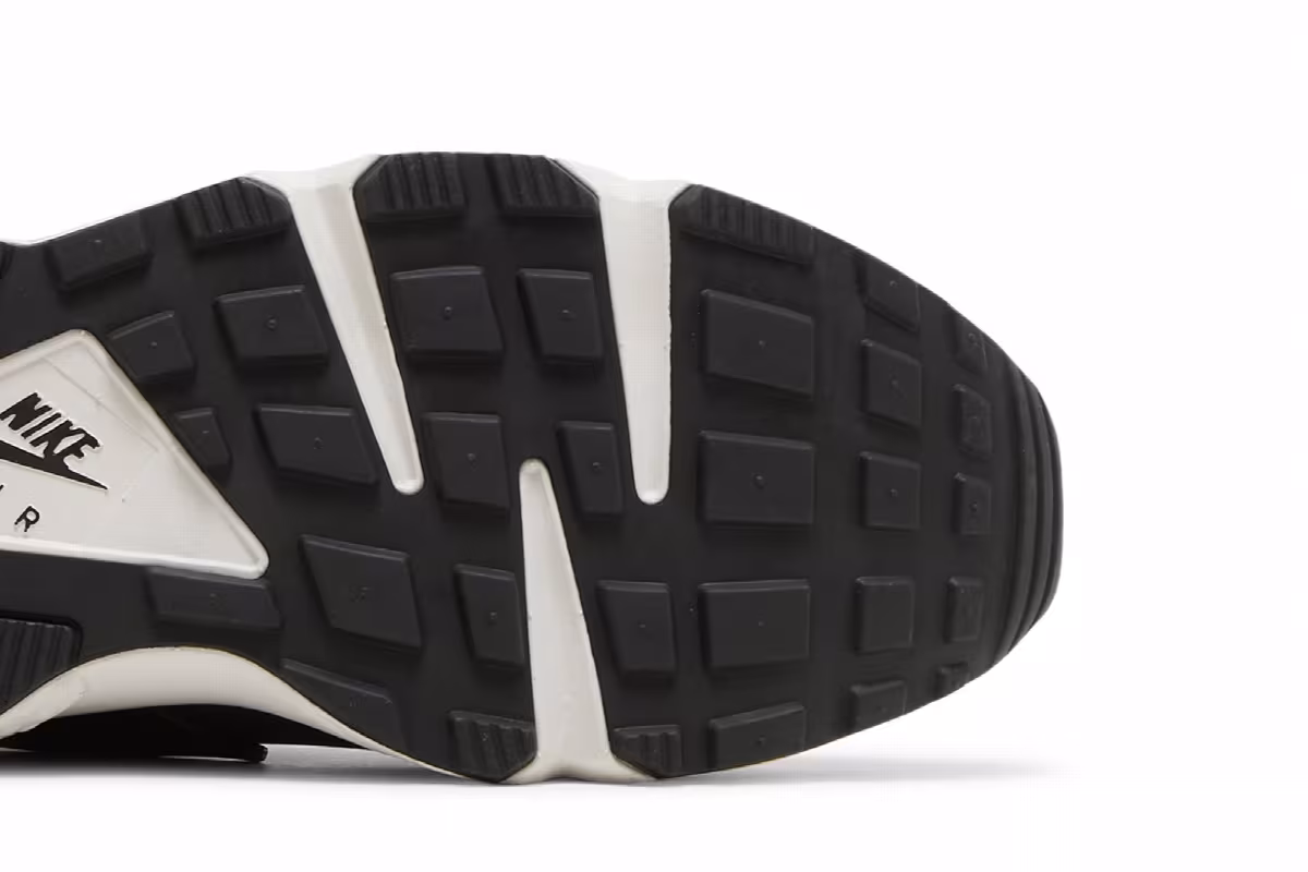 Nike Air Huarache Off Noir, view 6