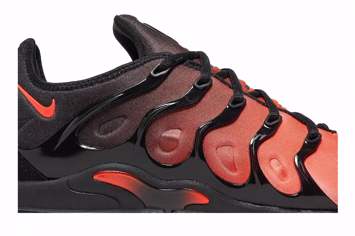 Nike Air VaporMax Plus Black Crimson Gradient, view 3
