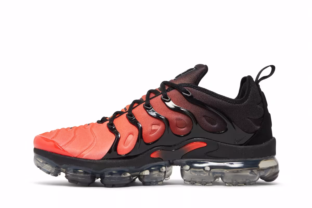 Nike Air VaporMax Plus Black Crimson Gradient, view 4