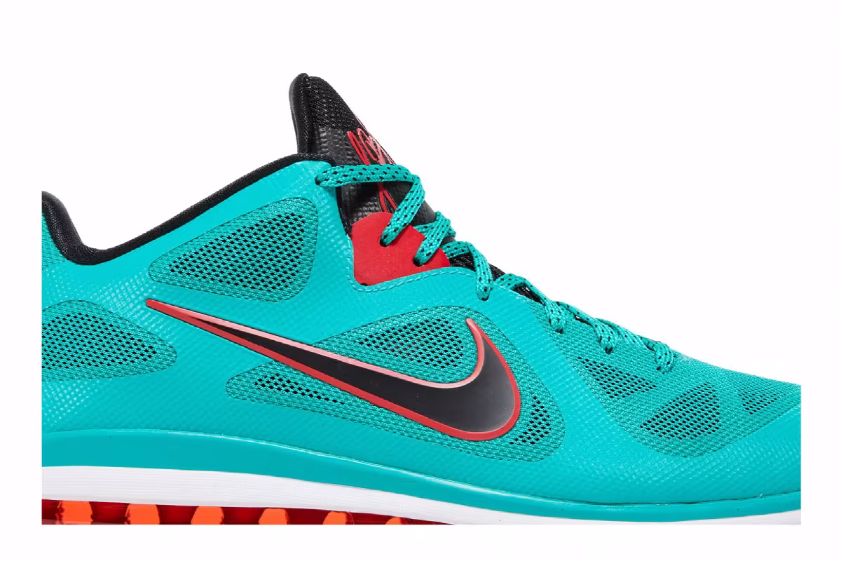 Nike LeBron 9 Low Reverse Liverpool, view 3