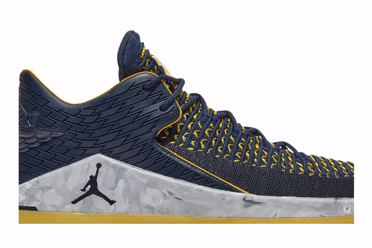 Air Jordan 32 Low Michigan Wolverines, view 3