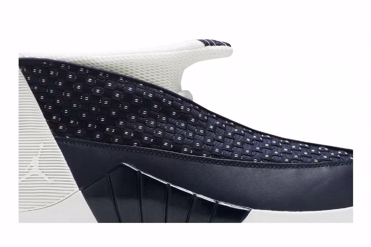 Air Jordan 15 Obsidian 2017, view 3