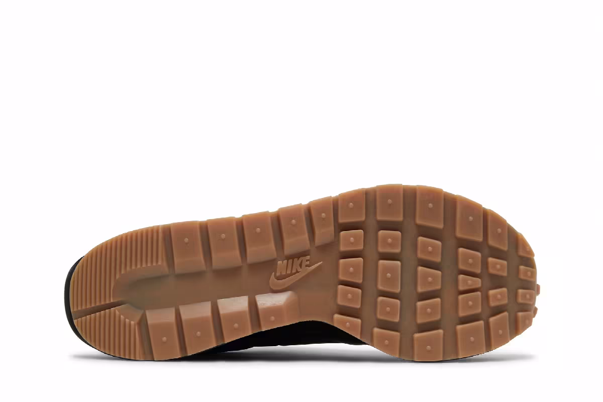 sacai x Nike VaporWaffle Black Gum, view 5