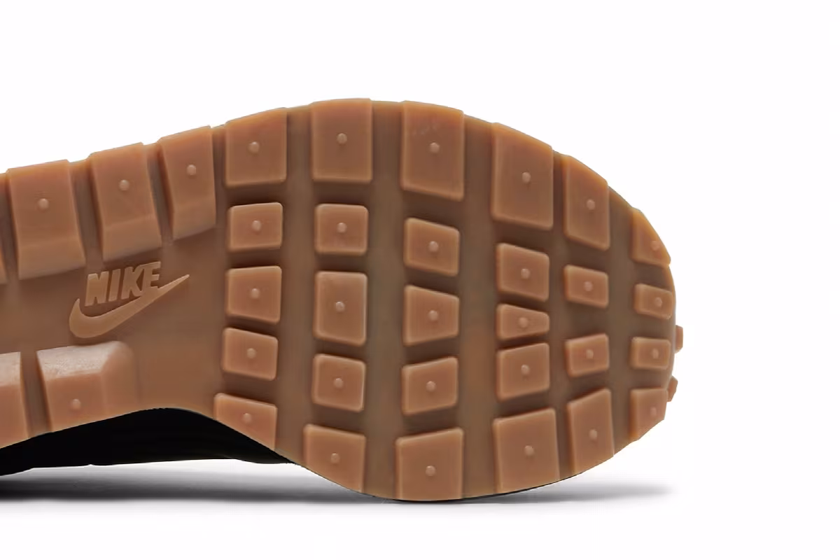 sacai x Nike VaporWaffle Black Gum, view 6