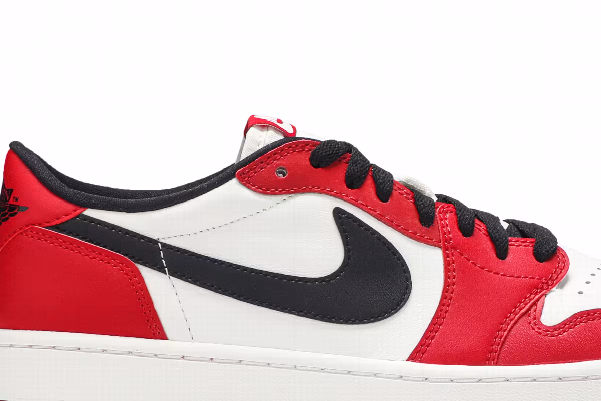 Air Jordan 1 Low OG Chicago 2016, view 3