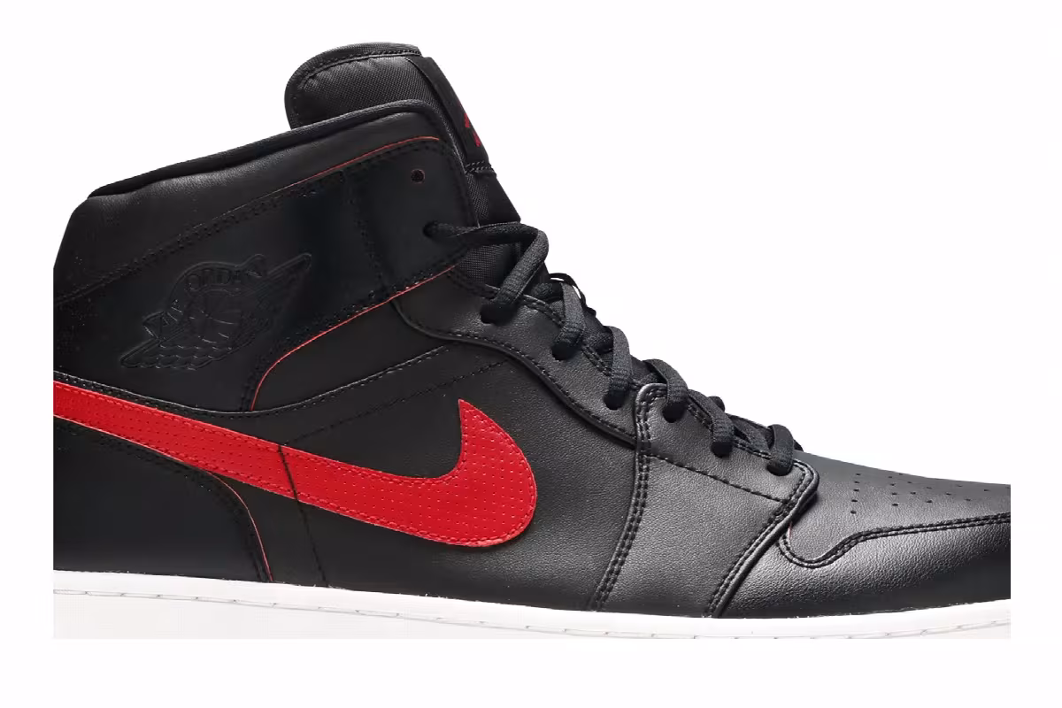 Air Jordan 1 Mid Black Team Red, view 3