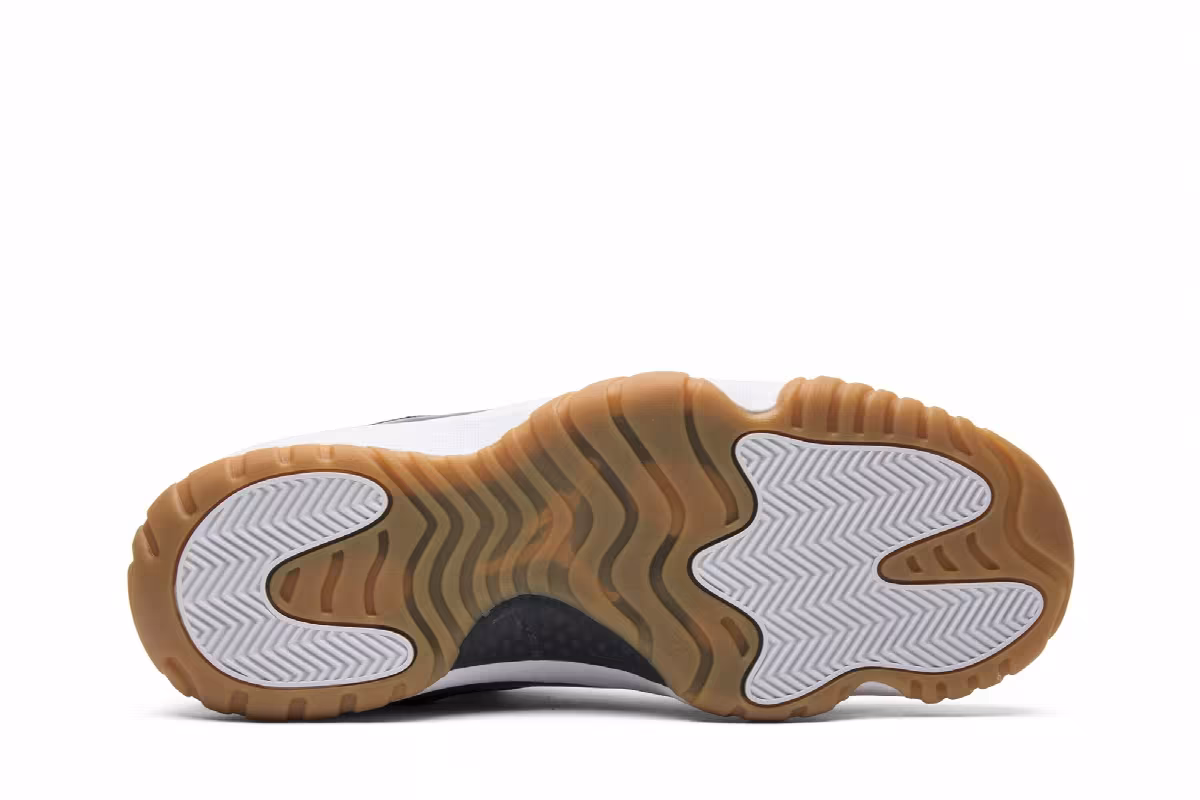 Air Jordan 11 Low Navy Gum, view 5
