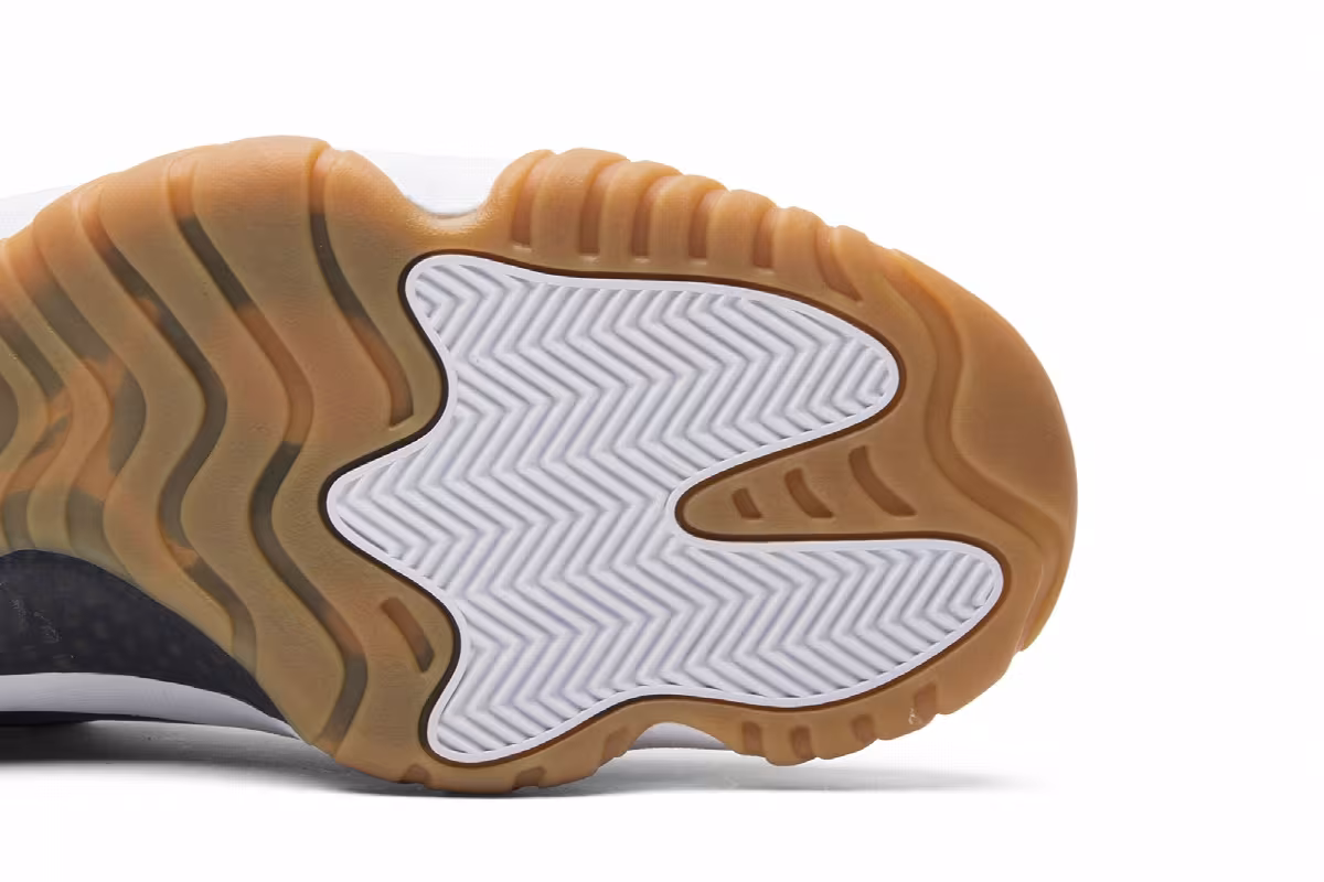 Air Jordan 11 Low Navy Gum, view 6