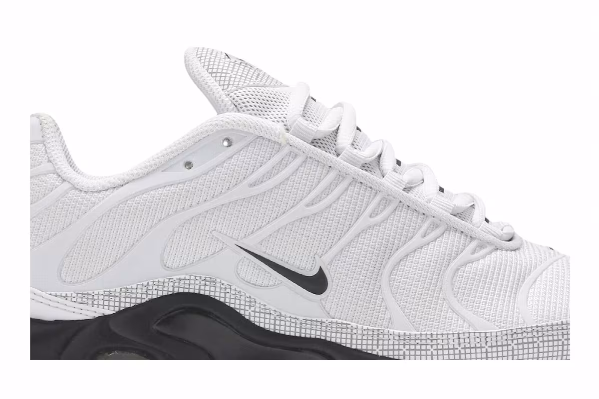 Nike Air Max Plus Platinum Black, view 3
