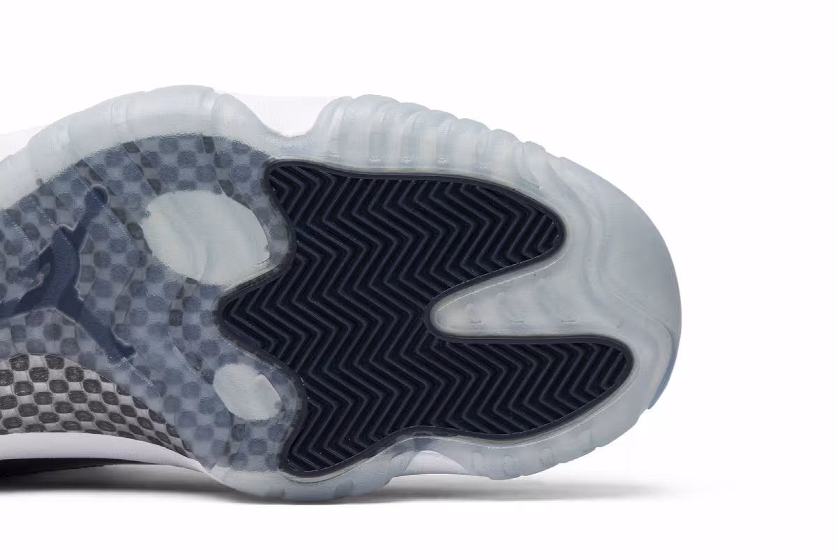 Air Jordan 11 Low Georgetown, view 6