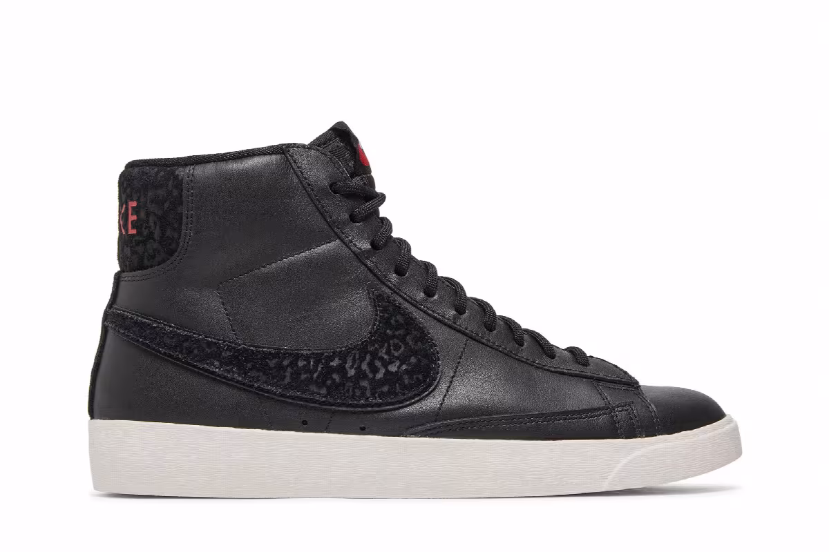 Nike Women's Blazer Mid Black, view 2