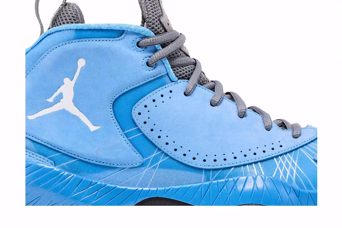 Air Jordan 2012 Deluxe UNC, view 3