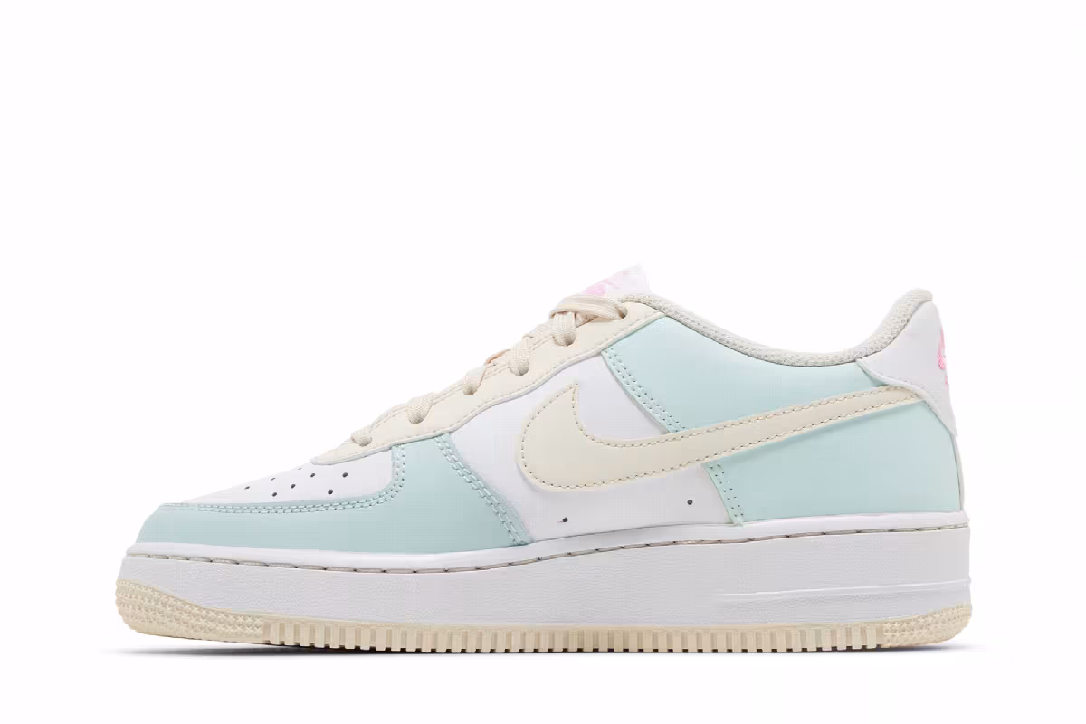 Nike Air Force 1 GS Emerald Rise Guava Ice, view 4